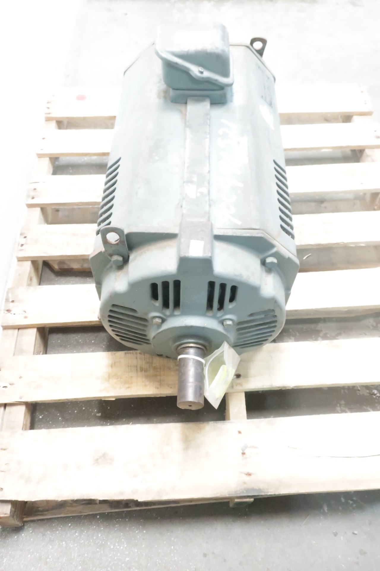 YASKAWA VB0ZN-Y2 B-1118 3PH 2.2KW 1800RPM 1-1/8IN 480V-AC AC
